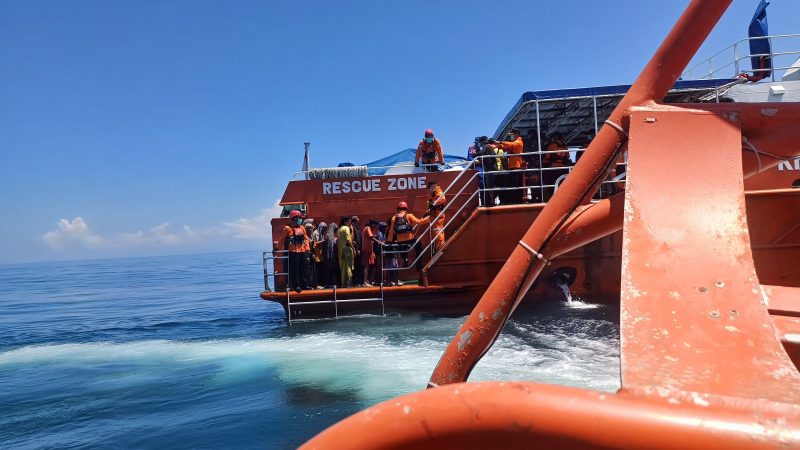 Foto : Tim SAR gabungan terdiri dari Basarnas, TNI AL serta Polairud Polda Aceh mengevakuasi Imigran Etnis Rohingya yang berada di kapal yang karam wilayah perairan laut Meulaboh, Aceh Barat, Aceh, Kamis (21/3/2024). Farid Ismullah/Noa.co.id/FOTO/HO-Kantor SAR Banda Aceh