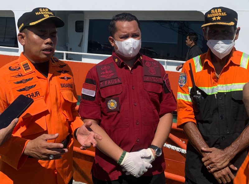 Foto : Kasi Inteldakim Imigrasi Kelas II Non TPI Meulaboh, Teuku Fausa Febrian ( Tengah ) bersama Basarnas Aceh di pelabuhan Jetty, Meulaboh, Kamis(21/3/2024). Farid Ismullah/NOA.co.id/FOTO