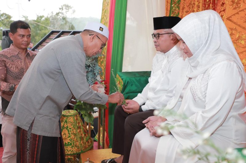 Ketua MPU Aceh Besar Tgk Nasruddin M peusijuk Pj Gubernur Aceh Bustami Hamzah SE MSi dan Pj Ketua TP-PKK Provinsi Aceh Mellani Subarni di Meuligo Bupati Aceh Besar, Kota Jantho, Kamis (21/3/2024).