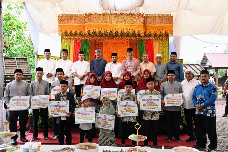 Pj Bupati Aceh Besar Muhammad Iswanto SSTP MM didampingi unsur Forkopimda menyerahkan bonus untuk para qari dan qariah asal Aceh Besar yang berhasil meraih juara pada MTQ Tingkat Provinsi Aceh di Kabupaten Simeulue serta juara FASI di Meuligo Bupati Aceh Besar, Kamis (21/3/2024).