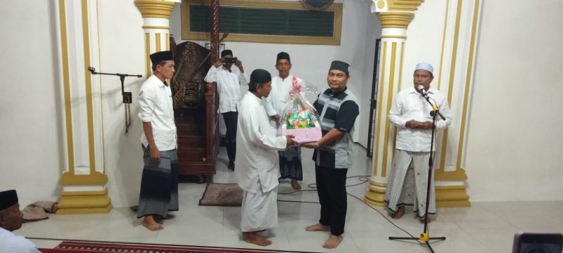 Zaldi Mewakili Pj Bupati Bireuen menyerahkan santunan kepada anak yatim Gampong Pante Pisang