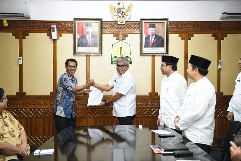 Pj. Gubernur Aceh Bustamu Hamzah menerima audiensi ketua tim perencanaan pemantauan dan evaluasi pelaksanaan tanah Wilayah II, subdit pengadaan tanah jalan bebas hambatan kementerian PUPR bersama PT. Hutama karya di ruang rapat Gubernur Aceh. Jum’at, (22/3/2024). 