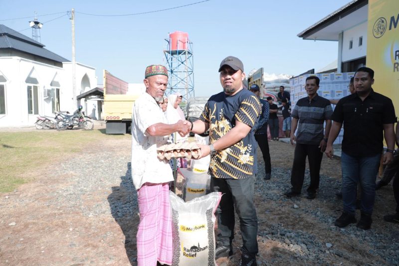 Pj Bupati Aceh Besar Muhammad Iswanto S STP MM menyerahkan paket ramadhan kepada salah seorang warga Gampong Bak Sukon di Meunasah Gampong Bak Sukon, Kecamatan Kuta Cot Glie, Aceh Besar, Sabtu (23/3/2024).