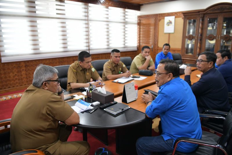 Pj. Gubernur Aceh, Bustami didampingi Kadis Kominsa Aceh, Marwan, Plh. Karo Adpim Setda Aceh, M. Gade, Karo Umum Setda Aceh, Adi Darma menerima Silaturrahmi dan Audiensi Persatuan Wartawan Indonesia (PWI) Aceh di Ruang Kerja Gubernur Aceh, Senin (25/03/2024). 