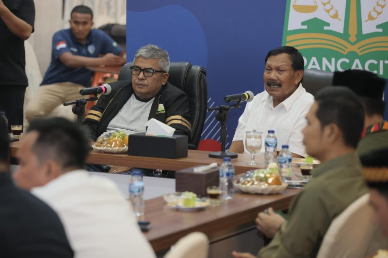 Pj Gubernur Aceh Butami Rapat Persiapan Pelaksanaan PON XXI Tahun 2024 Bersama wakil Ketua KONI Pusat, Senin Malam 25 Maret 2024 di pendopo Gubernur Aceh. 