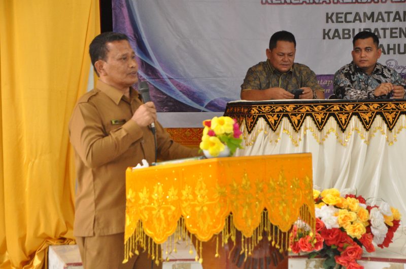 Asisten II Sekdakab Aceh Besar, M Ali SSos, MSi memberikan sambutan sekaligus membuka Musrenbang Kecamatan Darul Imarah RKPD Aceh Besar Tahun 2025, di Aula UDKP Kecamatan Darul Imarah, Aceh Besar, Senin (25/03/2024).