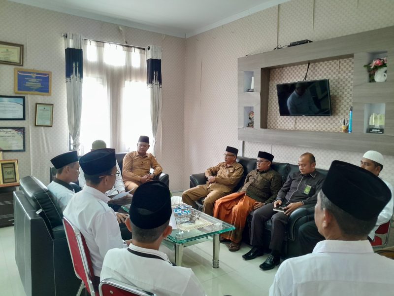 Suasana Rapat Bersama Penetapan Kadar Zakat fitrah 1445 H/ 2024 M,  di kantor Kementerian Agama Kabupaten Pidie Jaya 