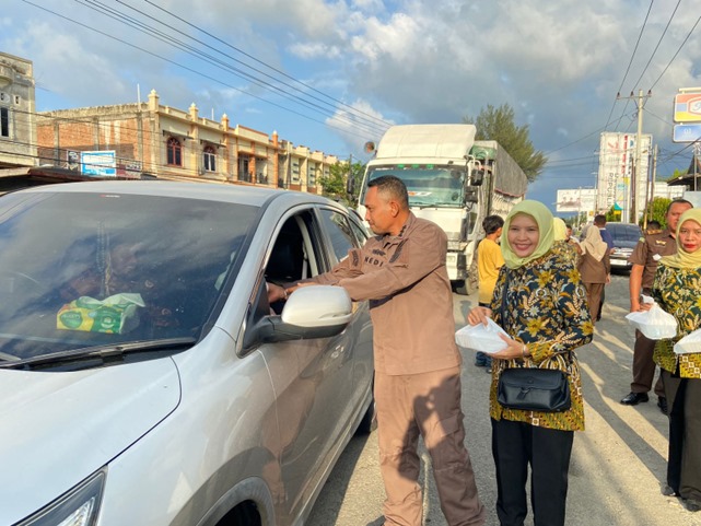 Kepala Kejaksaan Negeri Pidie Jaya Hedi muchwanto, SH. MH bersama Ibu berbagi Takjil 