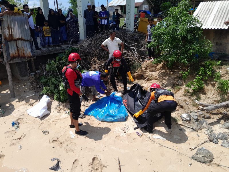 Foto : Tim Gabungan Berhasil mengevakuasi 1 Jenazah di perairan Aceh Besar, Banda Aceh (29/3/2024). Farid Ismullah/Noa.co.id/Foto/HO-BASARNAS Banda Aceh