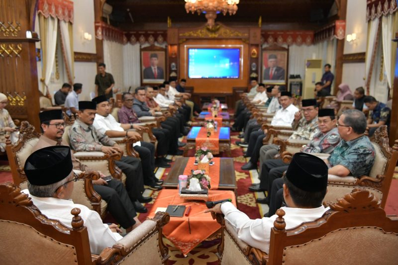  Pj. Gubernur Aceh, Bustami didampingi Pj. Sekda Aceh, Azwardi, Bupati/Walikota dan Kepala SKPA Rapat  Bersama Sekjen Kemendagri RI, Dr. H. Suhajar Diantoro M.Si
Terkait Isu-Isu Aktual Penyelenggaraan Pemerintah Daerah di Aceh, diPendopo Gubernur Aceh, Sabtu (30/03/2024).