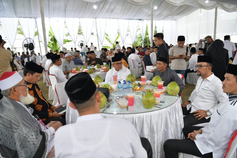 Pj. Gubernur Aceh, Bustami sialtirrahmi dan Buka Puasa Bersama dengan Forkopimda Bireuen, Tokoh dan Masyarakat Bireuen di Kediaman Mertua Pj Gubernur Aceh, Minggu (31/03/2024).