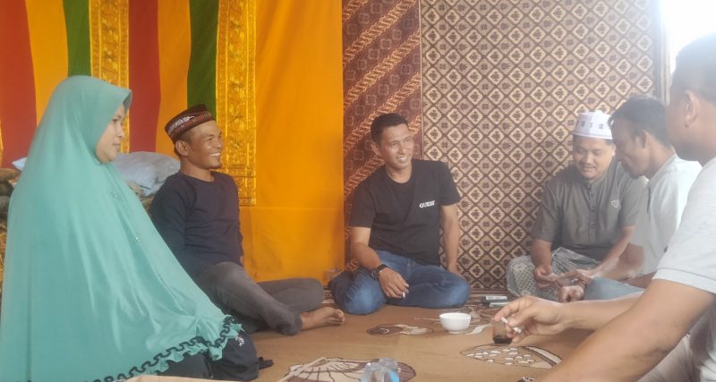 Tgk. Mustiari melayat kerumah anggota KPA di Desa Pulau Kayu, Susoh