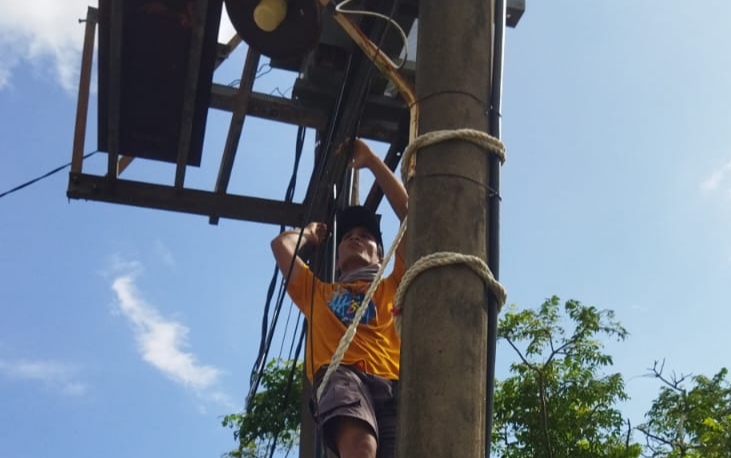 Pekerja sedang memasang lampu penerangan jalan umum. Foto Teuku Nizar 