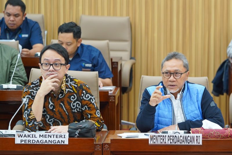 Foto : Menteri Perdangan Zulkifli Hasan ( Kanan) didampingi Wakil Menteri Perdagangan Jerry Sambuaga (Kiri) saat Rapat Kerja bersama Komisi VI DPR RI, Jakarta, Rabu,(13/3/2024). Farid Ismullah/NOA.co.id/FOTO/HO-Humas Kemendag