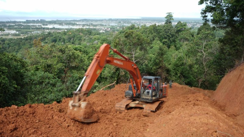 Alat berat mempermudah pengerjaan pembukaan jalan baru TMMD