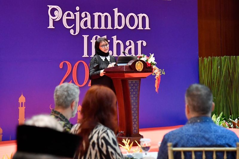 Foto : Menteri Luar Negeri RI, Retno Marsudi berpidato saat acara Pejambon Ifthar bersama Korps Diplomatik di Kementerian Luar Negeri, Jakarta ,Jum'at (22/3/2024). Farid Ismullah/NOA.co.id/FOTO/HO-Kemlu RI