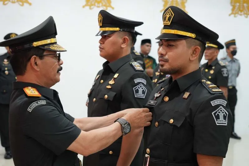 Foto : Kepala Kantor Wilayah (Kakanwil) Kemenkumham Aceh Meurah Budiman (Kiri) melantik 10 pejabat struktural pada UPT Pemasyarakatan. Farid Ismullah/NOA.co.id/FOTO/HO-Humas