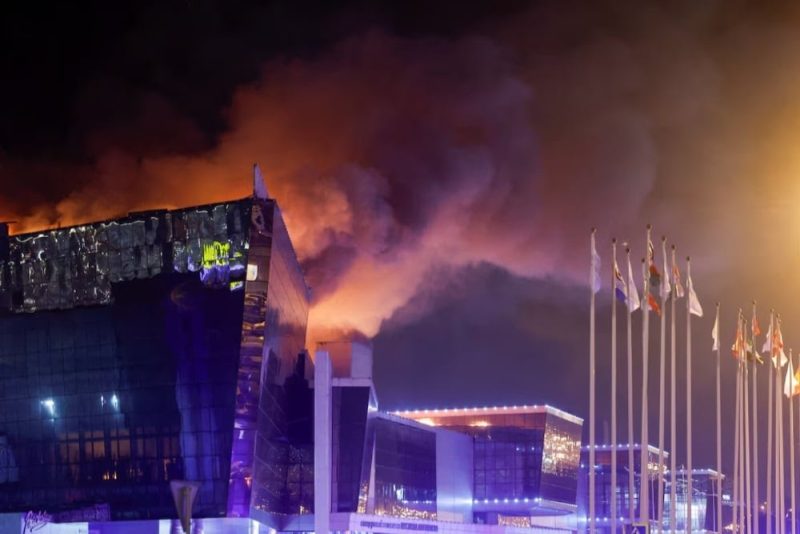 Foto : Zoom ImageIndonesia Kecam Serangan Teroris di Moskow Rusia
Asap membumbung di atas lokasi konser Crocus City Hall yang terbakar menyusul insiden penembakan yang dilaporkan terjadi, di luar Moskow, Rusia, 22 Maret 2024. REUTERS/Maxim Shemetov