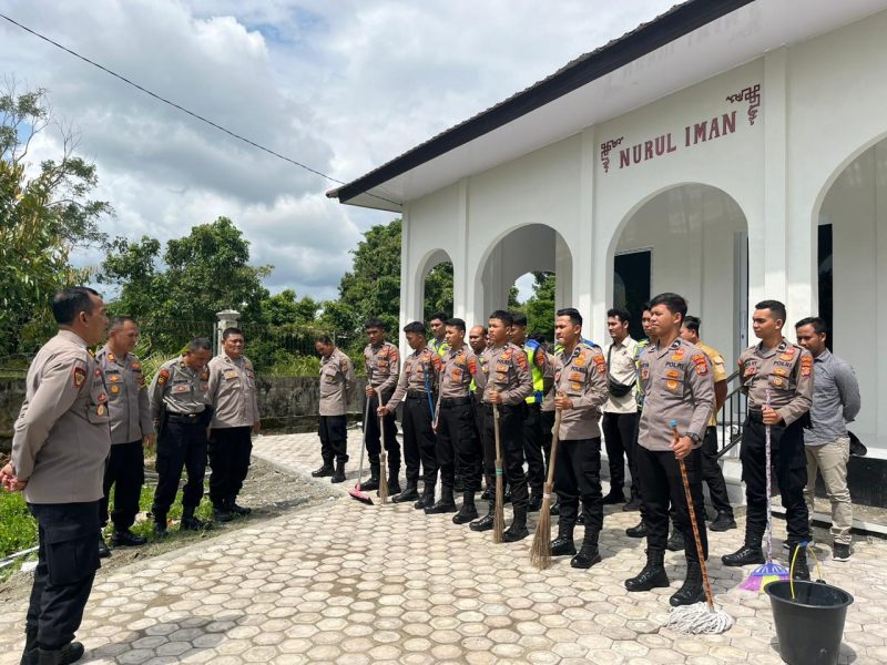 Personil Polres dan Polsek Jajaran Laksanakan Giat Bersih-Bersih Serentak.