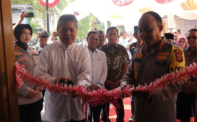 Rektor USK Gunting Pita Sekretariat Kampung Bebas Narkoba Kopelma Darussalam. 