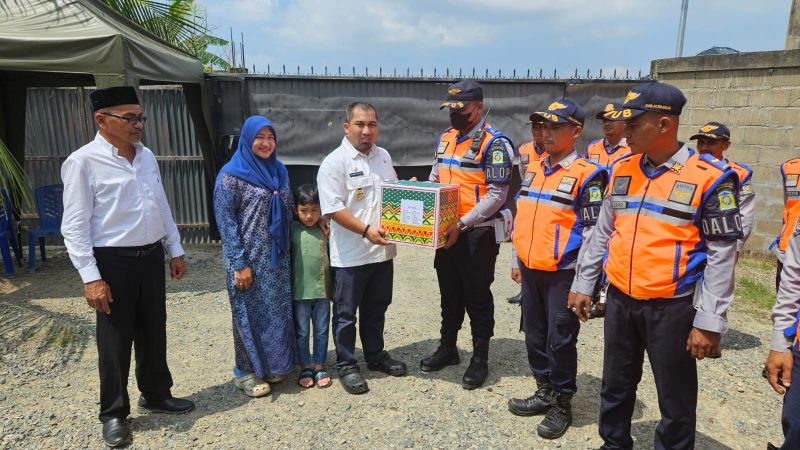 Pj Bupati Aceh Besar, Muhammad Iswanto S.STP, MM bersama sang istri Cut Rezky Handayani S.I.P. MM, membagikan bingkisan lebaran kepada 38 personil kontrak Dishub Aceh Besar di rumah pribadinya Gampong Gani, Kecamatan Ingin Jaya, Aceh Besar, Jum'at (5/4/2024). 