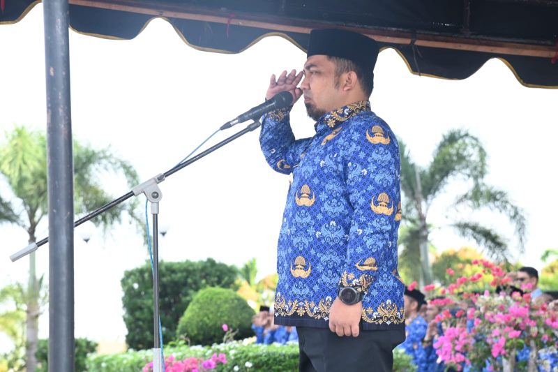 Pj Bupati Aceh Besar Muhammad Iswanto SSTP MM sebagai pembina memberikan penghormatan bendera Merah Putih dalam upacara Apel Gabungan di halaman Kantor Bupati Aceh Besar, Kota Jantho, Selasa (17/04/2024).