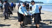 Ditpamobvit Polda Aceh Gelar Minggu Bersih di Pantai Lhoknga