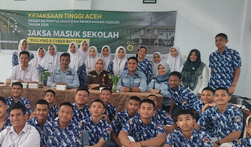 Foto : Kasipenkum Kejati Aceh Ali Rasab Lubis (Kedua Kiri) didamping Kasi Tindak Pidana Narkotika Fitrian (Ketiga Kanan).Farid Ismullah/Noa.co.id/HO-Penkum Kejati Aceh