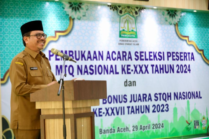 Penjabat Sekretaris Daerah Aceh, Azwardi AP, M.Si., mewakili PJ Gubernur Aceh, membuka acara seleksi peserta MTQ Nasional Ke-XXX tahun 2024 dan penyerahan bonus juara STQH Nasional Ke-XXVII Tahun 2023, di Aula Kantor Dinas Syariat Islam Aceh, Senin, (29/4/2024). 