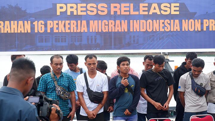 16 PMI non prosedural saat penyerahan 16 PMI Non Prosedural tersebut ke Balai Pelayanan Pelindungan Pekerja Migran Indonesia (BP3MI), di Dermaga Satrol Lantamal IV, Punggur, Selasa, 21 Mei 2024. TEMPO/Yogi Eka Sahputra