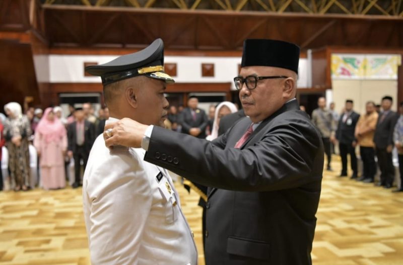 Azhari saat dilantik sebagai Pj Walikota Subulussalam. Foto: NOA.co.id