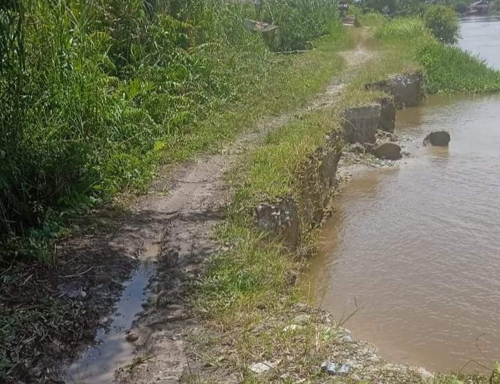 Jalan antara Desa Ujung dan Siti Ambia, Aceh Singkil,Minggu (19/5/2024 (Foto : Ari sardi Gustidinata/ NOA.co.id)