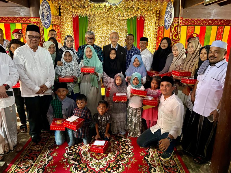 Penjabat Gubernur Aceh Bustami, SE, M.Si  bersama Istri Mellani Subarni, menghadiri Halal Bi Halal dan silaturahmi Aceh Meupakat  - Mueseuraya di Smea Premium Rumoh Aceh Gampong Tibang Banda Aceh, (Rabu 01/5/2024).