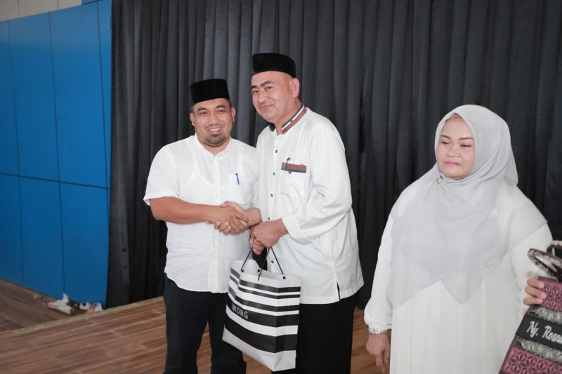 Pj Bupati Aceh Besar Muhammad Iswanto SSTP MM, menyerahkan cindera mata kepada Camat Seulimuem Hasanuddin SAg, yang akan purna bakti dalam agenda Halal Bihalal dan Silaturrahmi bersama Ketua TP PKK dan Bunda Paud gampong dan kecamatan se-Kabupaten Aceh Besar, di Jantho Sport Center, Kota Jantho, Rabu (1/5/2024) pagi.