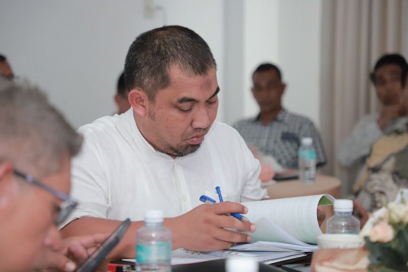 Pj Bupati Aceh Besar Muhammad Iswanto SSTP MM, turut saat mengikuti evaluasi laporan kinerja melalui platform Zoom bersama Itjen Kemendagri, di Meuligo Bupati Aceh Besar, Rabu (1/5/2024) siang.