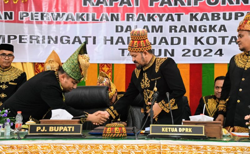 Pj Bupati Aceh Besar, Muhammad Iswanto SSTP MM bersalaman dengan Ketua DPRK Aceh Besar, Iskandar Ali, SPd MSi saat menghadiri Rapat Paripurna DPRK dalam rangka Hari Jadi Kota Jantho ke-40 Tahun 2024 di Gedung DPRK Aceh Besar, Kota Jantho, Jumat (03/05/2024). 