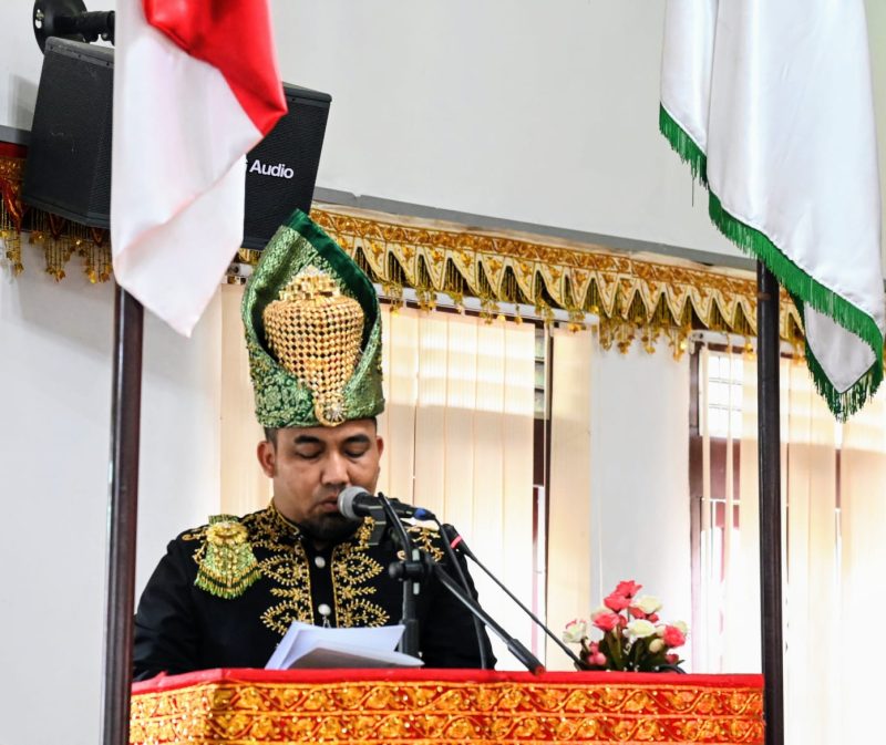 Pj Bupati Aceh Besar Muhammad Iswanto SSTP MM menyampaikan sambutan pada paripurna istimewa DPRK Aceh Besar dalam rangka HUT ke-40 Kota Jantho, di Gedung DPRK Aceh Besar, Kota Jantho, Jumat (3/5/2024).