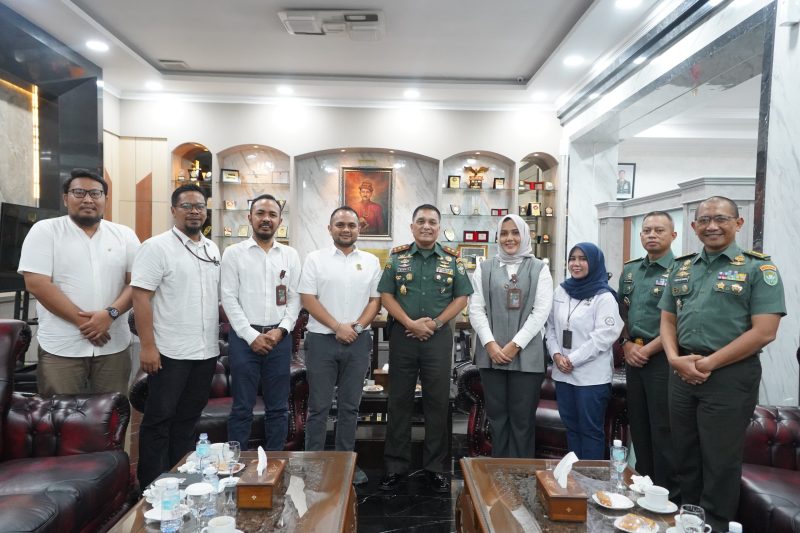 Pangdam IM, Mayor Jenderal TNI Niko Fahrizal, M.Tr (Han) saat menerima Audiensi sekaligus Menjalin Silahturahmi dengan Plt Dirut PT. PEMA dan rombongan di Ruang Kerja Pangdam IM, Makodam IM, Senin (06/05/24). (Foto | Humas Pendam IM) 