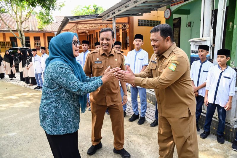 Sekdakab Aceh Besar, Drs Sulaimi MSi menyambut kedatangan Pj Ketua TP-PKK Aceh, Mellani Subarni saat tiba di Dayah Darul Falah, Gampong Leupung Riwat, Kecamatan Kuta Malaka, Aceh Besar, Selasa (07/05/2024). (Foto/MC Aceh Besar) 