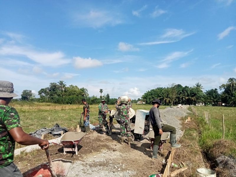 Sejumlah personil TNI sedang mengerjakan pengecoran jalan rabat beton , program TMMD. (Foto/Aprizali Munandar/NOA.co.id) 