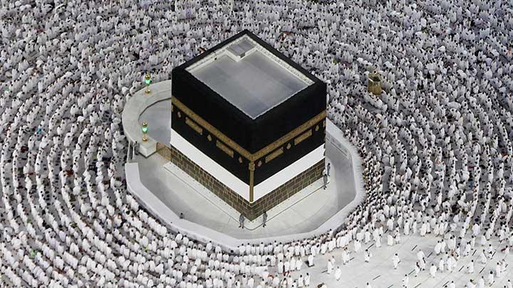 Jutaan umat muslim mengelilingi Ka'bah dan berdoa di Masjidil Haram jelang puncak saat pelaksaan ibadah haji tahunan, di kota suci Mekkah, Arab Saudi 6 Juli 2022. Sekitar satu juta Muslim diperkirakan akan menghadiri musim haji 2022 setelah dua tahun gangguan besar yang disebabkan oleh pandemi COVID-19. (Foto: tempo.co) 