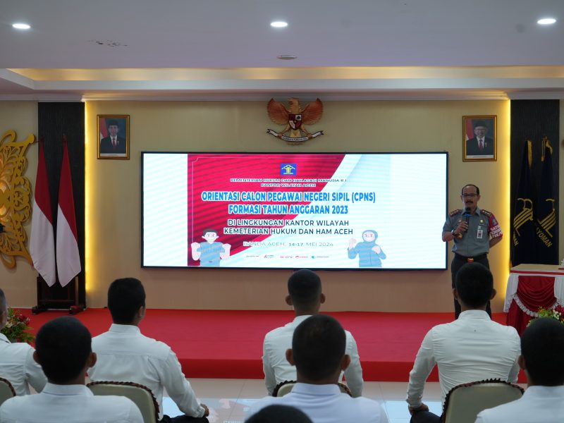 Kepala Kantor Wilayah Kemenkumham Aceh, Meurah Budiman memberikan arahan langsung kepada CPNS yang akan ditugaskan pada Lapas dan Rutan di Aceh, Selasa (14/5/2024). (Foto | HO-kanwil Kemenkumham Aceh).