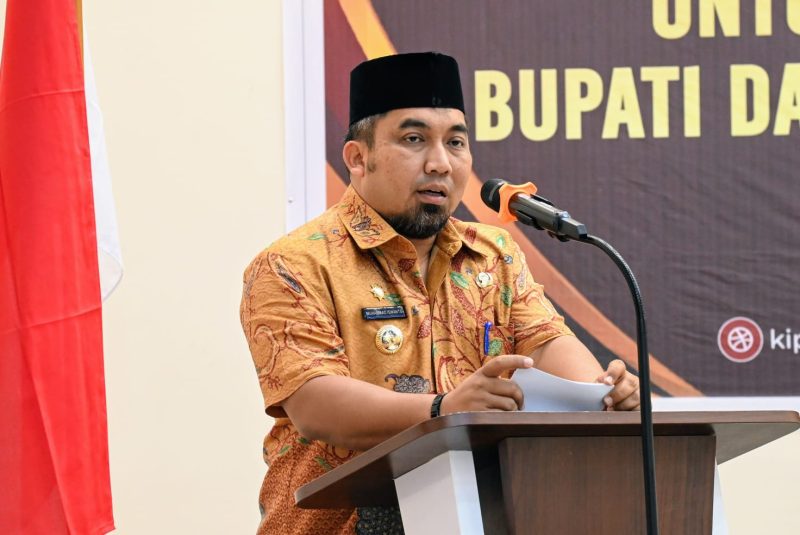 Pj Bupati Aceh Besar, Muhammad Iswanto, S.STP MM meberi sambutan dan arahan pada acara pelantikan Panitia Pemilihan Kecamatan untuk Pemilihan Gub/Wagub, Bupati/Wabub Kabupaten Aceh Besar Tahun 2024 di Orion Hall Gampong Garot, Kecamatan Darul Imarah, Aceh Besar, Kamis (16/05/2024). Foto: Dahlan ZA/NOA.co.id