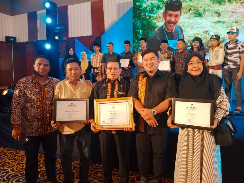 Penyerahan anugerah tertinggi bidang WBTB saat penutupan Konsorsium Kemajuan Kebudayaan tahun 2024 di Hermes Palace Hotel, Banda Aceh, Rabu (15/5/2024 (Foto : Ari sardi Gustidinata/ NOA.co.id)