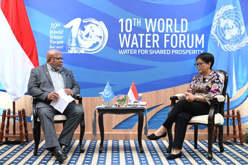 Menteri Luar Negeri RI Retno Marsudi (Pertama kanan) melakukan pertemuan bilateral dengan Presiden SMU PBB ke-78 Dennis Francis(Pertama Kiri) di sela-sela World Water Forum (WWF) ke-10 di Bali, Minggu (19/5/2024). (Foto | HO-Kemlu RI).