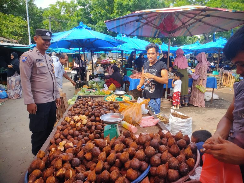 Upaya Polsek Muara Satu Mencegah Gangguan Ketertiban di Pasar Batuphat. Foto: Muhammad Rissan