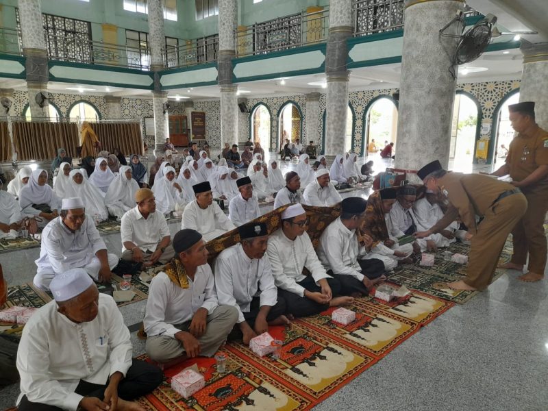 Pj Bupati Aceh Singkil melakukan Pelepasan jemaah haji secara resmi di Masjid Agung Nurul Makmur Singkil, Senin (20/5024. (Foto : Ari sardi Gustidinata/ NOA.co.id)