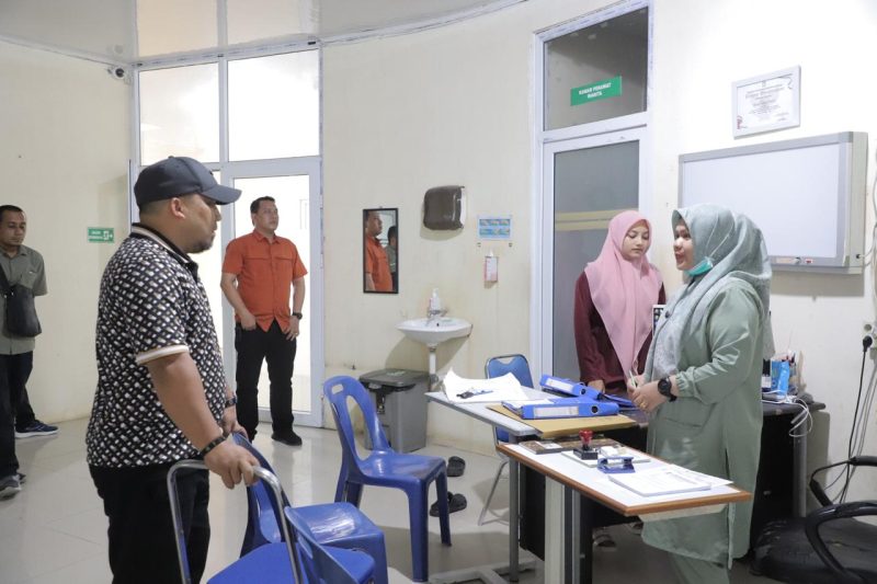 Pj Bupati Aceh Besar, Muhammad Iswanto SSTP MM, memantau operasional harian RSUD Aceh Besar di Indrapuri, Jumat (24/05/2024) siang. Foto: Fajrizal/NOA.co.id