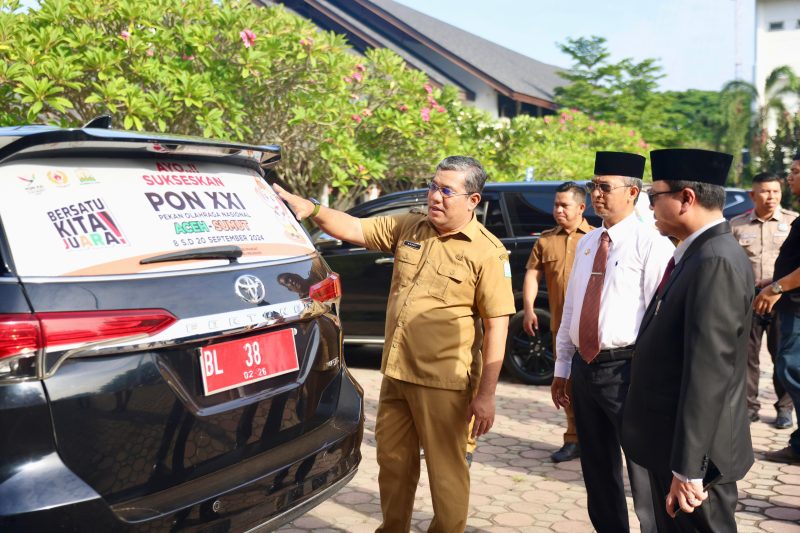 Pj Sekda Tinjau Pemasangan Stiker PON XXI pada Mobil Dinas. Foto: NOA.co.id