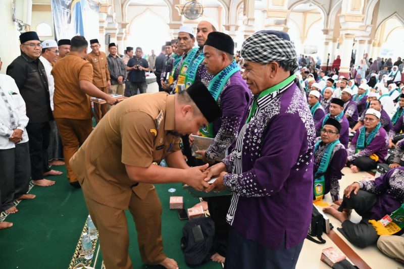 Pj Bupati Aceh Besar, Muhammad Iswanto, S.STP MM memberikan bingkisan dan ucapan selamat kepada Jamaah Calon Haji Kabupaten Aceh Besar Tahun 2024 di Masjid Baitul Makmur Sibreh, Kecamatan Sukamakmur, Aceh Besar, Selasa (28/05/2024). Foto: MC Aceh Besar